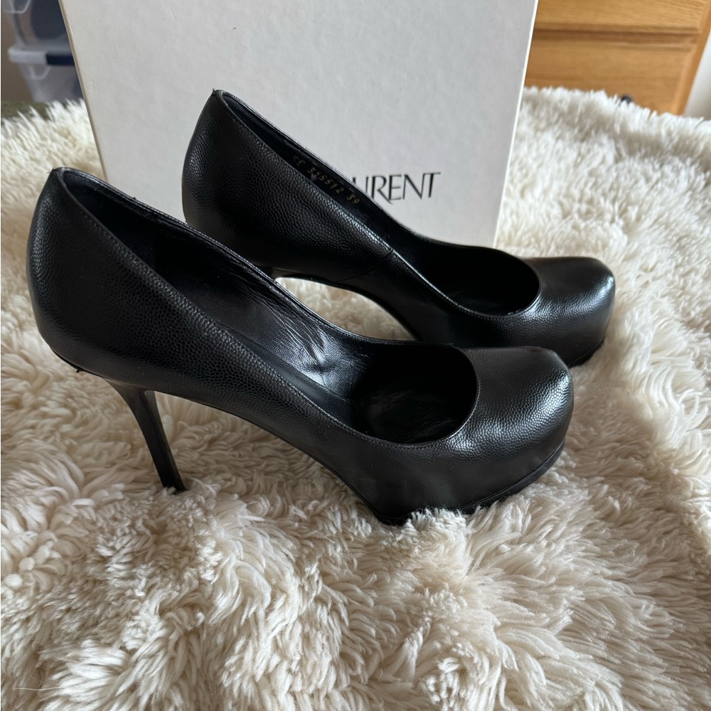 YSL Tribute2 Pebbled Black Leather pump